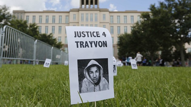 Fotografie Trayvona Martina ped soudem v Sanfordu na Florid (13. ervence 2013) 