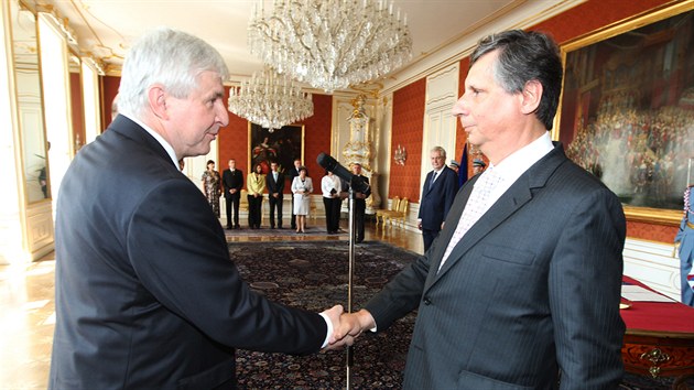 Premir Ji Rusnok blahopeje novmu ministru financ Janu Fischerovi. (10. ervence 2013)