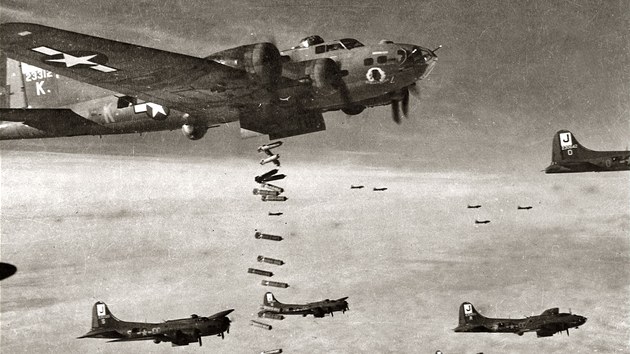 Americk bombardry B-17 v ostr akci.