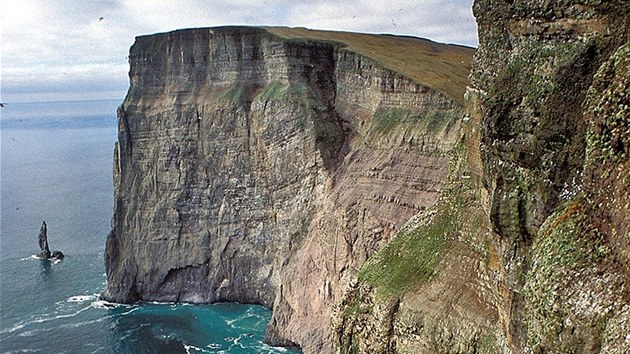 Bjornoya (znm jako Medvd ostrov, anglicky Bear Island) je nejjinjm ostrovem arktickho souostrov picberky, patc Norsku. Le v Severnm ledovm ocenu a v roce 2002 byl vyhlen prodn rezervac.