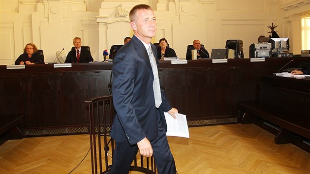 Janoušek uvedl, že kvůli zdravotnímu stavu nebude vypovídat, pouze přečetl svou výpověď a soud opustil. (16. července 2013)