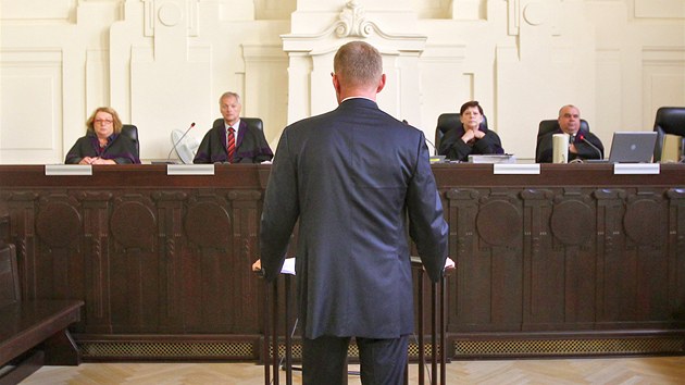 Janouek uvedl, e kvli zdravotnmu stavu nebude vypovdat, pouze peetl svou vpov a soud opustil. (16. ervence 2013)