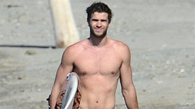 Herec Liam Hemsworth (23) se vrac ze surfovn na vlnch. Radji ne tm, co m na sob, zejm zaujme svm surfaskm umnm.