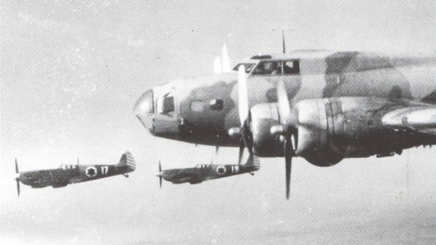 Bombardér B-17G s izraelskými výsostnými znaky v doprovodu stíhaek Spitfire