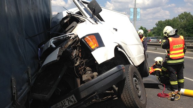 V Praze na ulidi Dobsk se srazila dv nkladn auta.