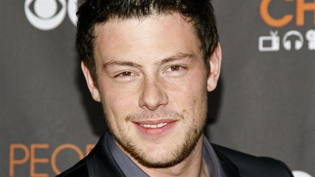 Herec Cory Monteith pijd v Los Angeles na udlen cen People's Choice Awards. (6. ledna 2010)