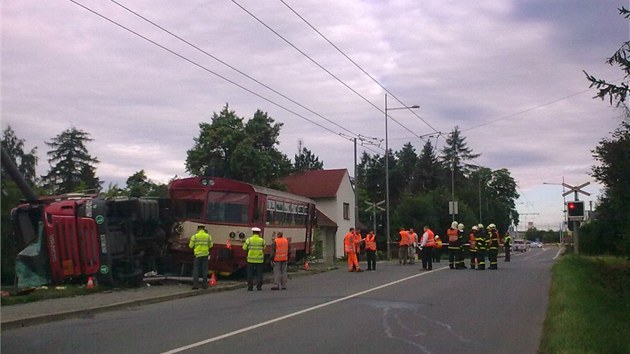 V Opav se srazil vlak s nkladnm autem, vlak vykolejil obma podvozky (13. ervence 2013)