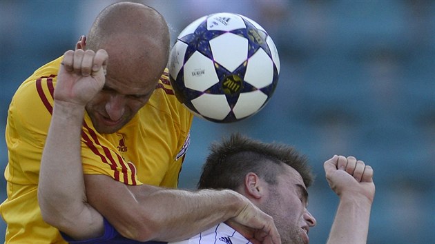 Jan Vorel z Dukly (vlevo) a znojemsk Radim Nepoitek v utkn 1. kola prvn ligy.