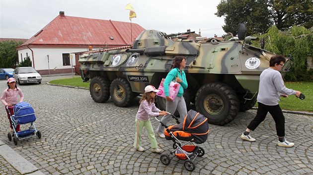 Obdivovatel spisovatele Jaroslava Haka vyrazili na cestu z Olomouce do Lipnice nad Szavou v tm padest let starm obrnnm transportru. Po cest budili obdiv i svmi historickmi uniformami.