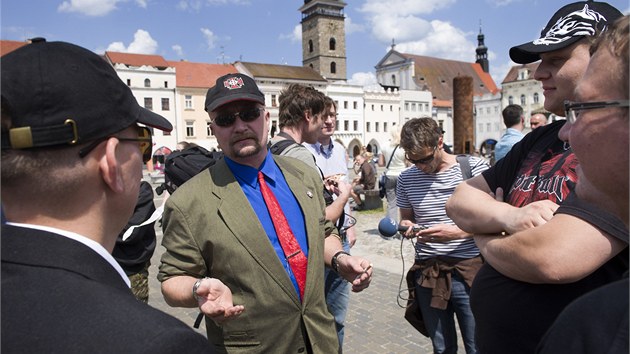 Ohlen protiromsk demonstrace v eskch Budjovicch skonila nespchem. Organiztoi akci zruili. Uprosted je zprostedkovatel komunikace mezi radnic a poadateli Jaromr Pytel.