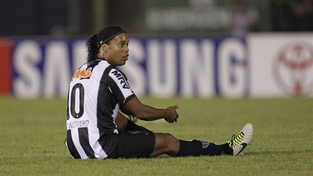 JAK TO PSK? Brazilsk fotbalista Ronaldinho z tmu Atletico Mineiro protestuje proti rozhodnut sudho.