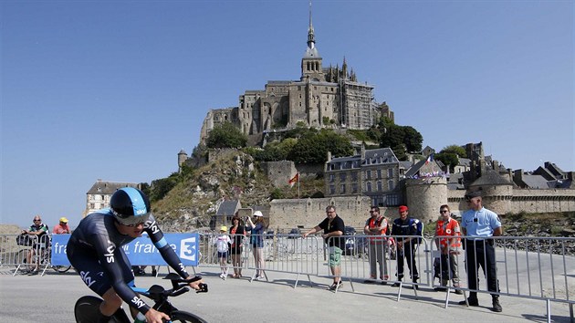 Geraint Thomas bhem asovky na Tour de France s monumentem Mont St. Michel v pozad.