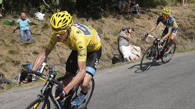 BLZNIV SJEZD. Chris Froome ped Albertem Contadorem bhem estnct etapy Tour de France.  