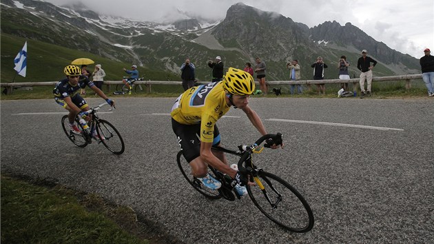 VEDOUC DUO. Ldr Tour de France Chris Froome a za nm druh v poad Alberto