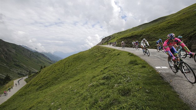 SJEZD. Cyklist bhem 19. etapy  Tour de France. 