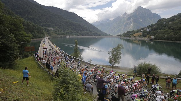 MEZI HORAMI. Cyklist bhem 19. etapy Tour de France. 