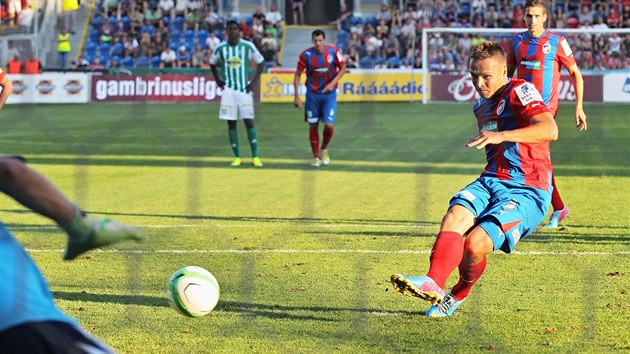 PENALTOV RNA. Stanislav Tecl z Plzn promuje pokutov kop v utkn proti Bohemians 1905. 