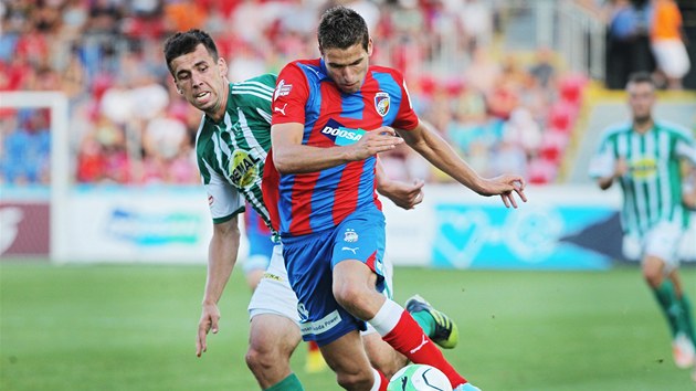 SOUBOJ. Jan Kovak z Plzn dr m, brn ho Jakub tochl z Bohemians 1905. 