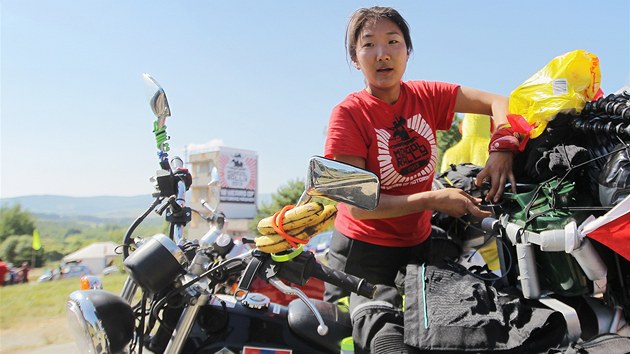 Start 10. ronku charitativn Mongolia Rally v Klenov. Na snmku si Zaya Badrakh zdob svou motorku Suzuki Van Van 125 ped startem diskokoul.