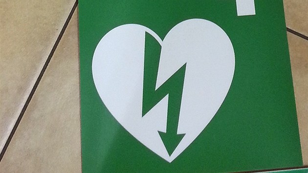 Zelen logo ve tvaru srdce oznauje vechna msta, kde je automatick defibriltor.