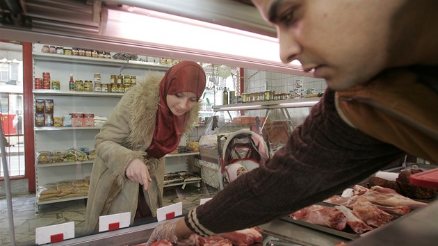 Muslimové u potravin vyadují potvrzení, e vekeré suroviny jsou halal - isté.