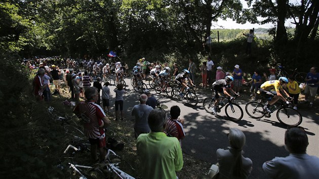 Peloton na Tour de France, v jeho ele jede lut Chris Froome.