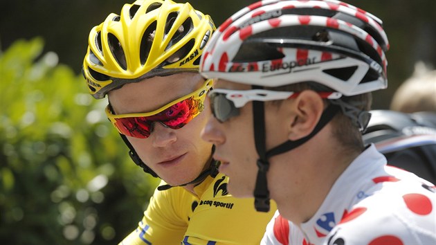 Chris Froome ve lutm dresu ldra a Pierre Rolland v puntkovanm dresu pro nejlepho vrchae na Tour de France.