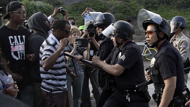 Policice hld dav lid, kter se seel, aby vyjdil nesouhlas s osvobozenm Georgea Zimmermana. 