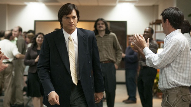 Ashton Kutcher jako Steve Jobs ve snmku jOBS