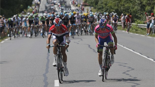 NIK. Nizozemec Johnny Hoogerland (vlevo) a Ital Damiano Cunego prchaj zbytku pelotonu bhem 14. etapy Tour de France.