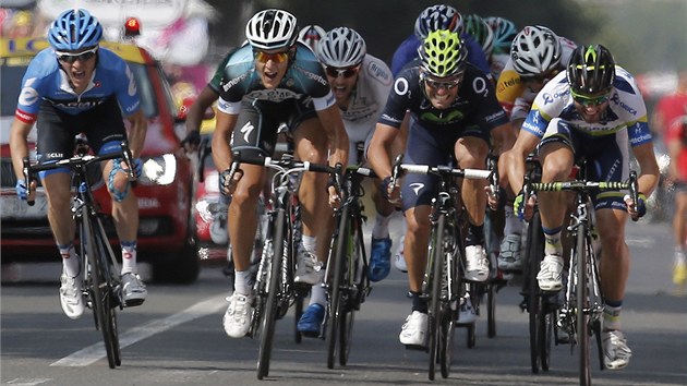 ZVREN SPURT. Cyklist bojuj o vtzstv v 14. etap Tour de France. Nakonec byl nejrychlej Matteo Trentin (druh zleva).