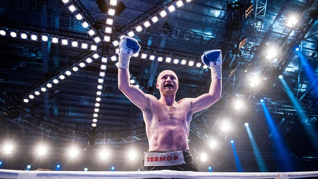 Boxer Luká Konený se v Dráanech raduje z obajoby evropského titulu WBO ve