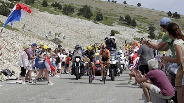 STOUPN. Alberto Contador (vlevo) a Mikel Iturralde na cest na Ventoux.