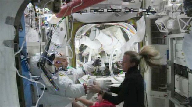 Kosmonautka Karen Nybergov pomh italskmu kolegovi ze skafandru, kdy musel kvli prniku vody do helmy pedasn ukonit vstup.
