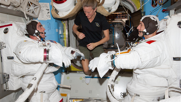 Pprava na poslze pedasn ukonen 171. vstup z ISS. S kolegy  Lucem Parmitanem a Chrisem Cassidym hovo kosmonautka Karen Nybergov.