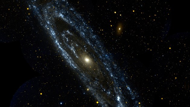 Obrzek galaxie Andromeda. Je sloen z 11 zbr druice GALEX.