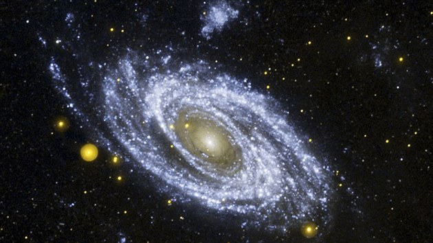 Kde jsou opravdu hork hvzdy? Chcete-li to zjistit, muste zkoumat obraz v ultrafialovm spektru, jako to dlala NASA u tto velk spirlnch galaxie M81. Hork hvzdy toti emituj mnohem vce ultrafialovho zen ne chladn hvzdy. I k tomu slouil dalekohled GALEX.