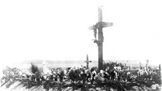 Spolený hrob. Zde byly pohbeny obti masakru v eském Malín na Volysku.