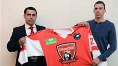 Generální manažer klubu Aleš Kmoníček (vlevo) a zástupce hráčů Jiří Šimánek Generální manažer klubu Aleš Kmoníček (vlevo) a zástupce hráčů Jiří Šimánek