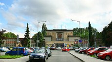 Hlavnímu průčelí kulturního domu vévodí sousoší Nová společnost od Jana Kavana. Hlavnímu průčelí kulturního domu vévodí sousoší Nová společnost od Jana Kavana.