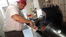 Zdenk Stíek, zakladatel Praského Burgerfestu a majitel praské restaurace Bejzment, vní nabízí i neobvyklou výzvu - kdo sní za hodinu obí hamburger váící 1,5 kilogramu, má ho zadarmo.