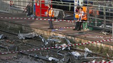 Vykolejený vlak zdevastoval nástupit nádraí ve mst Bretigny-sur-Orge