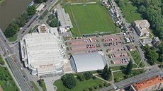 U pardubické arény je relativně malé parkoviště, další je u řeky. Obě nedokážou U pardubické arény je relativně malé parkoviště, další je u řeky. Obě nedokážou