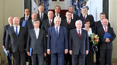 Červenec 2013. Prezident Miloš Zeman jmenoval novou vládu premiéra Jiřího... Červenec 2013. Prezident Miloš Zeman jmenoval novou vládu premiéra Jiřího...