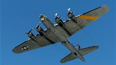 Bombardér B-17G s izraelskými výsostnými znaky v doprovodu stíhaek Spitfire Mk.IX. Izrael tyto stíhací letouny získal z eskoslovenska v potu 59 kus.