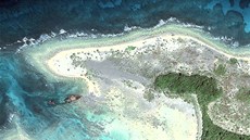 Pobeí ostrova North Sentinel. Je to jeden z 572 ostrov Andamanskch ostrov v...