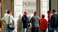 Klienti zkrachovalé Moravia banky stojí před jednou z uzavřených poboček v... Klienti zkrachovalé Moravia banky stojí před jednou z uzavřených poboček v...