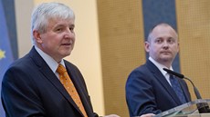 Premiér Jiří Rusnok a jihomoravský hejtman Michal Hašek po setkání vlády s Premiér Jiří Rusnok a jihomoravský hejtman Michal Hašek po setkání vlády s