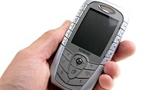 V roce 2003 byly smartphony zatím spí raritou. Vedle komunikátor Nokia a...