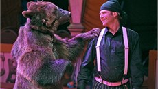 Ředitel cirkusu Jiří Berousek mladší vystupuje s černým šátkem na hlavě. Ředitel cirkusu Jiří Berousek mladší vystupuje s černým šátkem na hlavě.